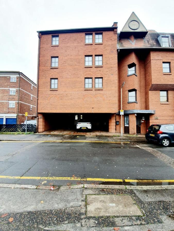 Chelmsford Town Centre Apartments With Car Parking Exterior photo